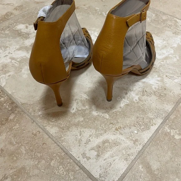 NEW Steve Madden Cognac/Tan Ankle Strap Pumps Heels. Size 8 1/2 M. - Picture 2 of 8